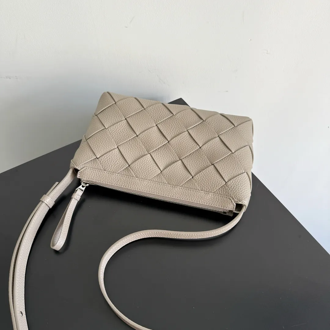 Batch 1720 BOTTEGA VENETA Bottega Veneta's 2025 new product Diago zipper backpack, a new summer bag [circle] This new men's crossbody bag is made of high-quality calfskin, with a natural texture as a whole. The gloss of the bag changes at any time with different lights. This seemingly simple bag is very attentive to details. , it must be carefully handmade to achieve this effect. The calfskin leather is delicate and soft, and it is particularly comfortable to carry close to the body. It also comes with a large zippered compartment and an open lining. When you go shopping and travel, having such a light and soft small bag can free your hands, reduce the burden of travel, and make you happier. Style number: 837112 Size: 25*15*5cm